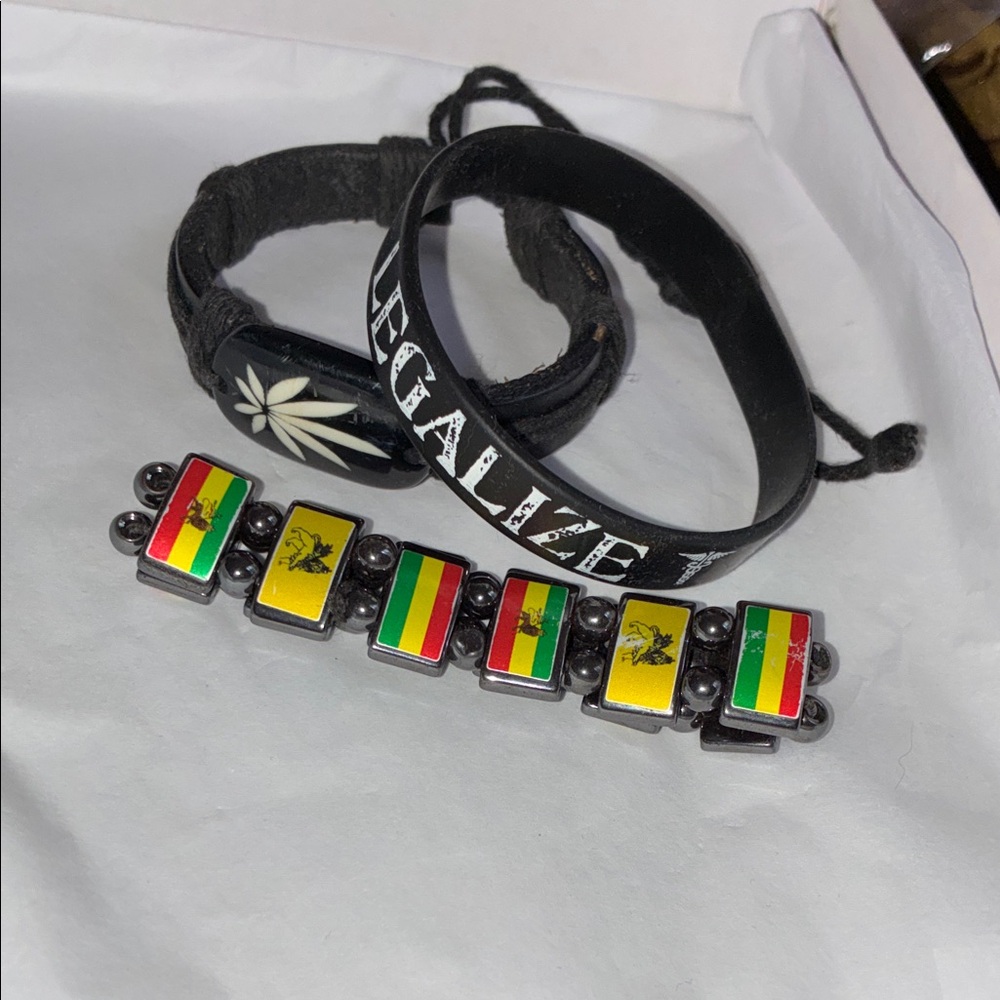"Legalize" Leaf 🍃🍃😶‍🌫️ , Black Leather & Rasta Accent Bracelet 3 Piece Set - Picture 3 of 4